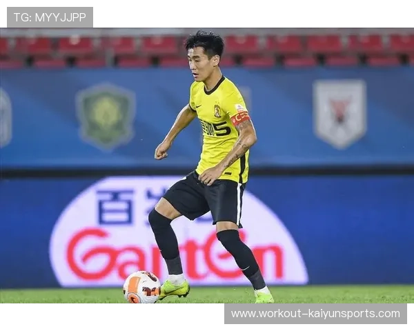 荆州足球球星崛起记：从草根到顶尖球员的奋斗历程与传奇故事