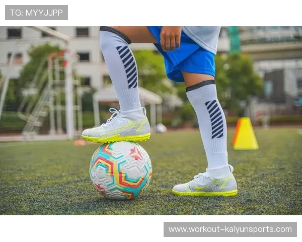 足球初学者如何挑选适合的球星进行学习与模仿技巧提升